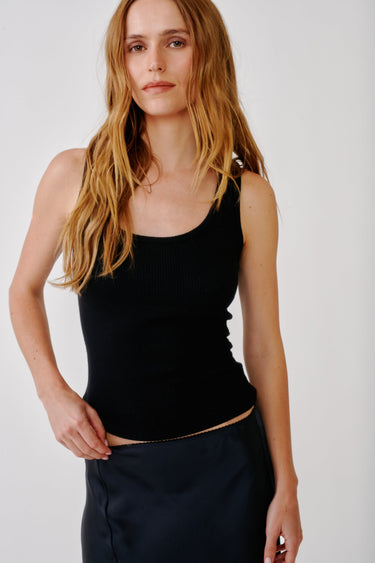 COCO SCOOP NECK TANK in black