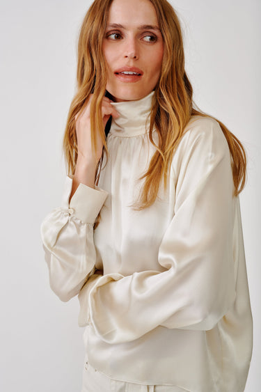 NADINE SLOUCHY SILK TURTLENECK TOP | GARDENIA
