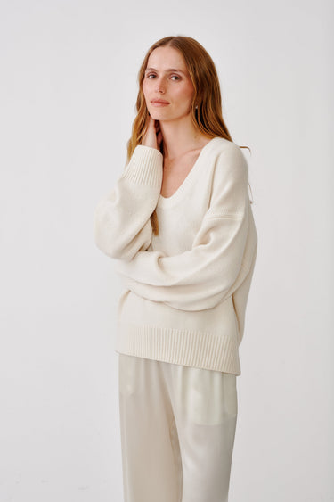CORA SCOOP NECK CASHMERE SWEATER | GARDENIA