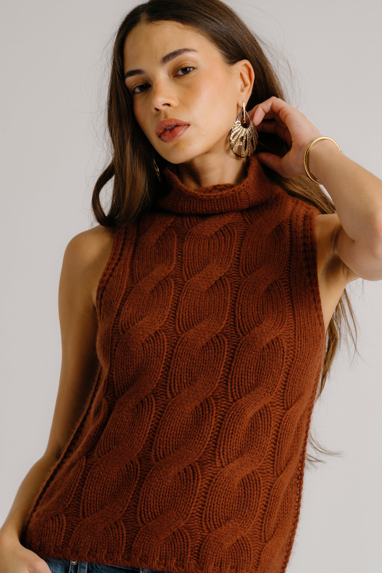 SALVIA SLEEVELESS CASHMERE CABLE TURTLENECK MAHOGANY – SABLYN
