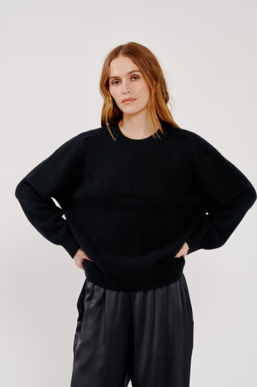 REMI RELAXED SADDLE RAGLAN in black