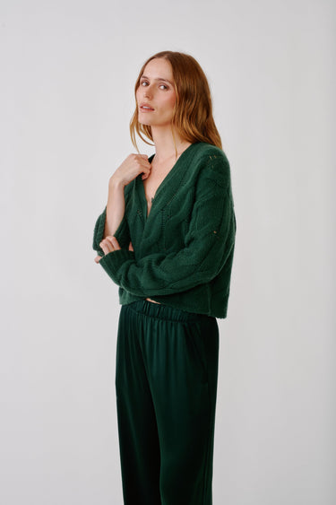 JOLIE V-NK CROPPED CABLE CARDIGAN | HUNTER GREEN