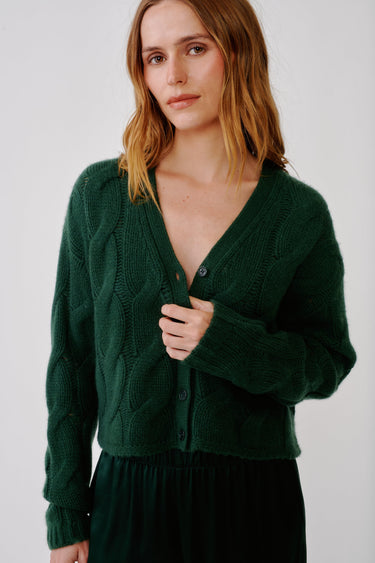 JOLIE V-NK CROPPED CABLE CARDIGAN | HUNTER GREEN