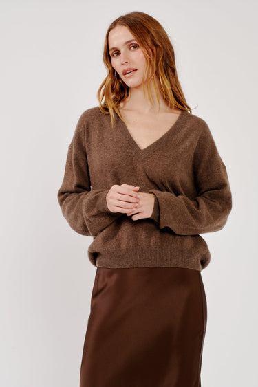 KINSLEY RELAXED V-NK in swiss brown
