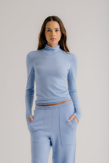 BELLE SLIM CASHMERE TURTLENECK | AZUREOUS