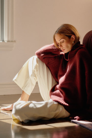 SCARLETT SLOUCHY MOCK NECK SWEATER  in cabernet