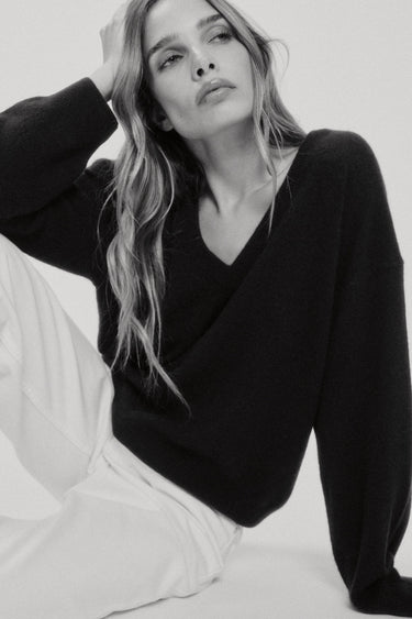 KINSLEY RELAXED V-NK in black
