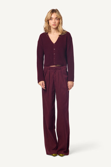 SOLSTICE LOW RISE PLEATED CASUAL PANT | BORDEAUX