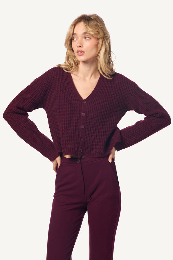 BIANCO CASHMERE CHUNKY WAFFLE STITCH  CROPPED V-NECK CARDIGAN | BORDEAUX