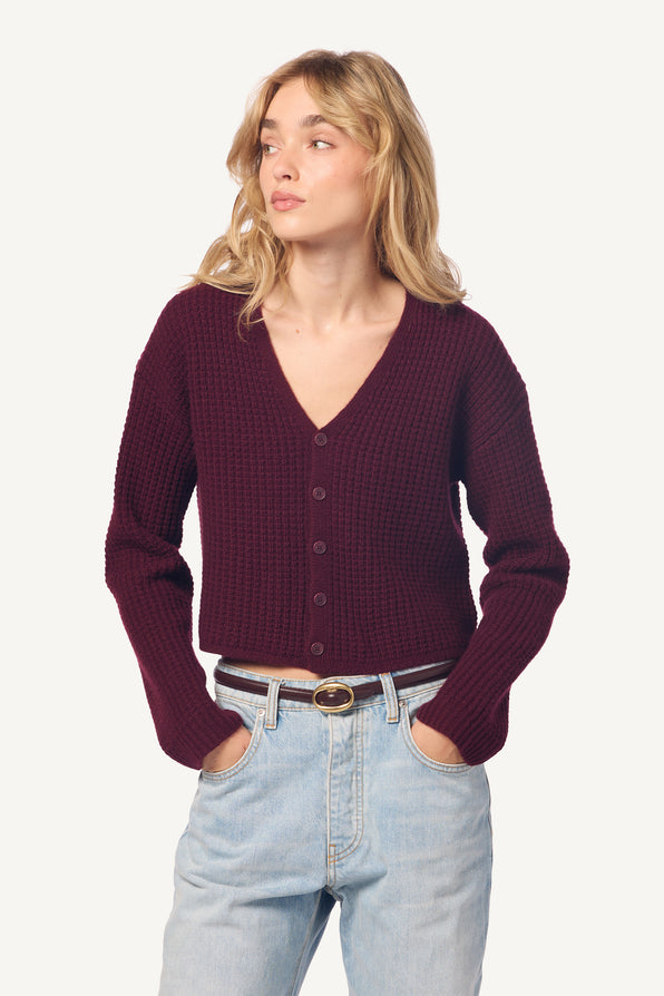 BIANCO CASHMERE CHUNKY WAFFLE STITCH  CROPPED V-NECK CARDIGAN | BORDEAUX