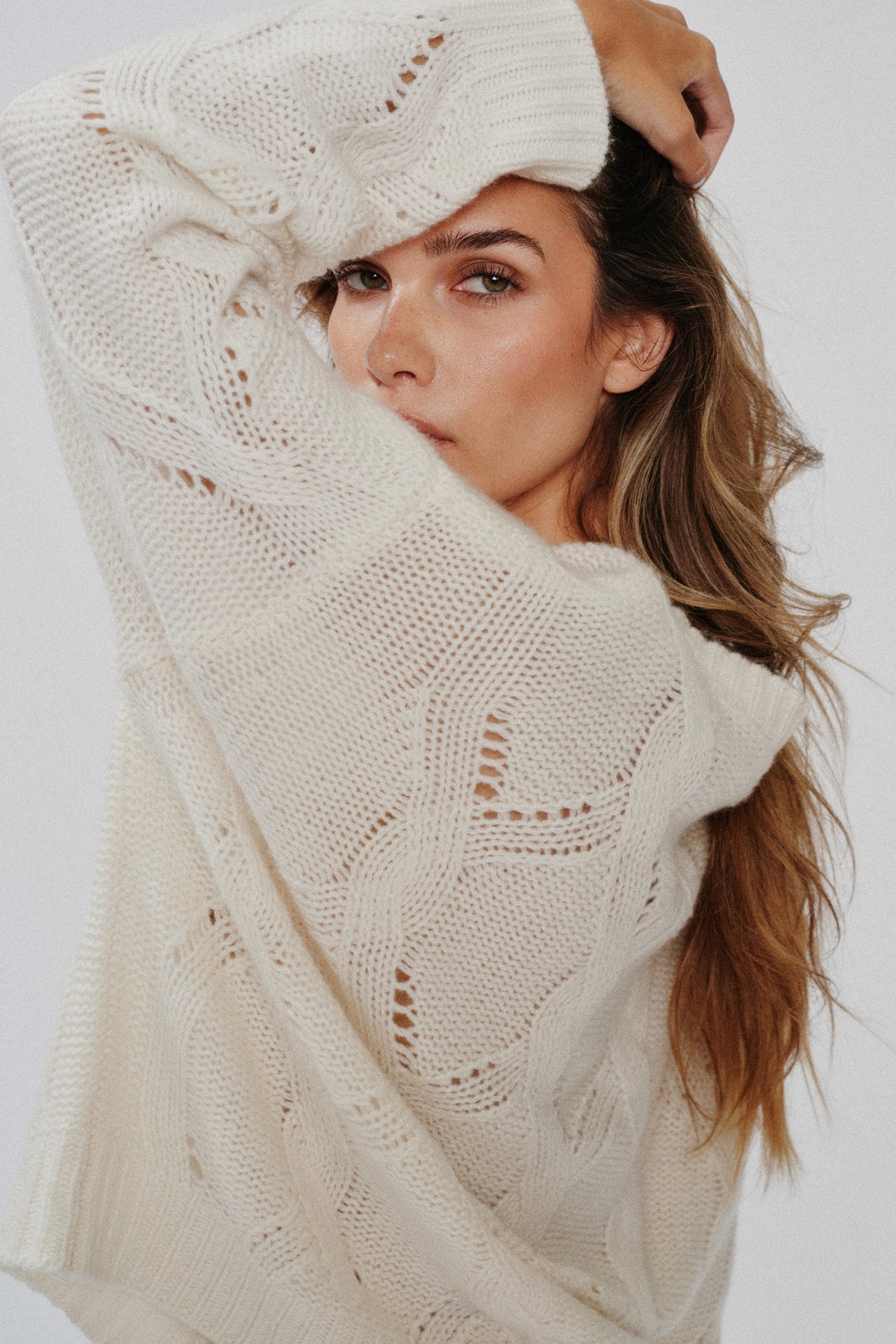 GIA SLOUCHY CABLE KNIT CASHMERE CREWNECK SWEATER | GARDENIA – SABLYN